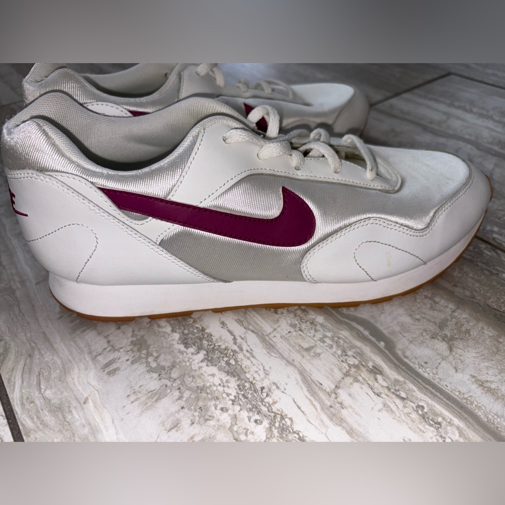 Nike Women's White and Magenta Sneakers sz 11 athletic fashion running shoes - Picture 5 of 11